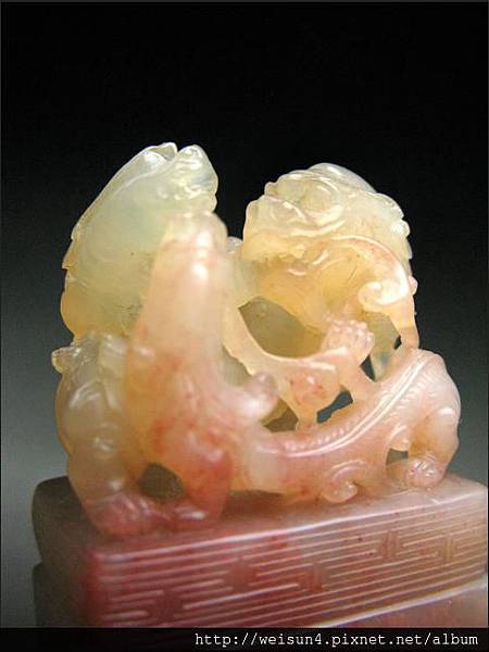 壽山石_桃花杜陵凍_群螭鈕~3