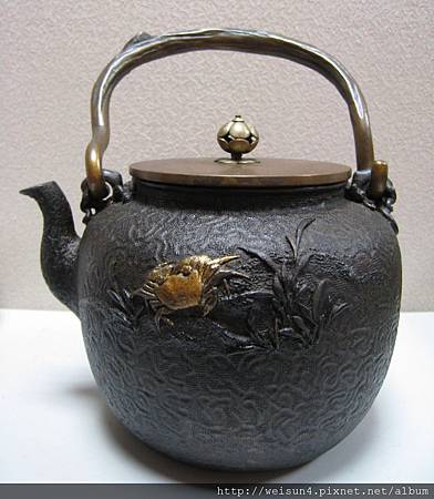 C0938_生鐵壺_蘭花戲蟹_龜文堂 C0938_生鐵壺_蘭花戲蟹_龜文堂