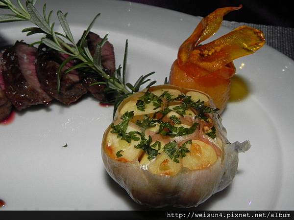 第2花園b_DSCN8497_牛小排+烤蒜頭