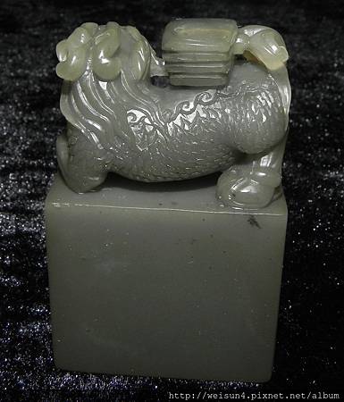壽山石_牛角環凍_麒麟負書_DSCN8929.JPG 壽山石_牛角環凍_麒麟負書_DSCN8929.JPG