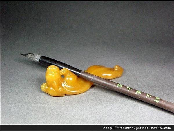 壽山石_黃芙蓉_古螭筆擱+筆_石瑞 (f5864).jpg