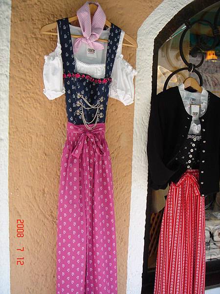 提洛爾女性傳統服飾