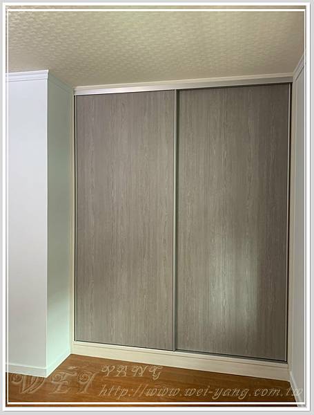 1利用衣櫃擺放位置來營造房間的方正感..jpg