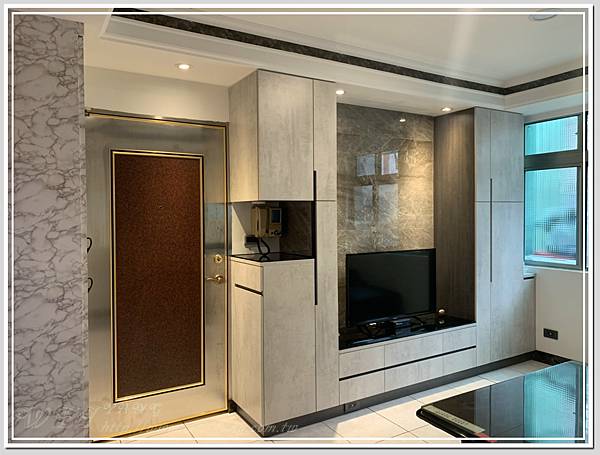 1以灰黑色調貫穿客廳與餐廳的場域.