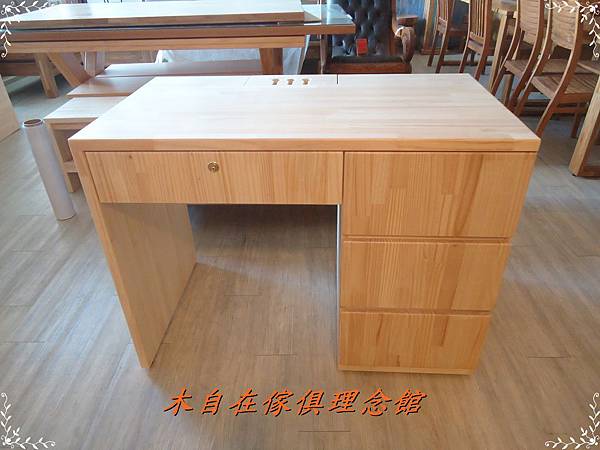 紐松四抽書桌含鎖8.JPG 紐松四抽書桌含鎖8.JPG