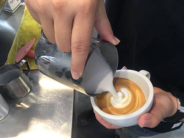 咖啡拉花 義式 拿鐵 latte art 台南 教學