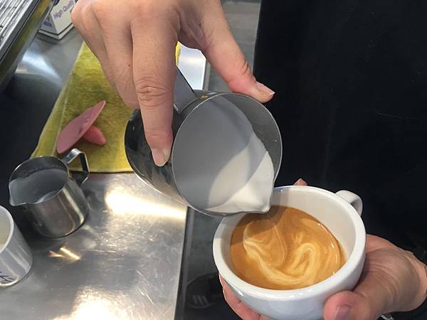 咖啡拉花 義式 拿鐵 latte art 台南 教學