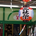 正逢淺草三社祭，店門口也應景的掛上了三社祭的燈籠。