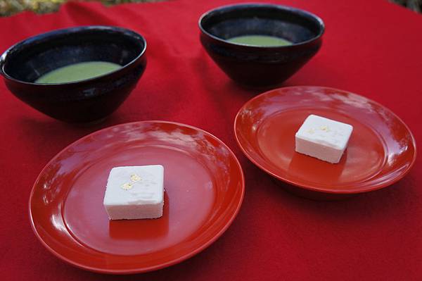 來到京都當然不能錯過的抹茶体驗，一幅抹茶配上一份和菓子只要500日幣。