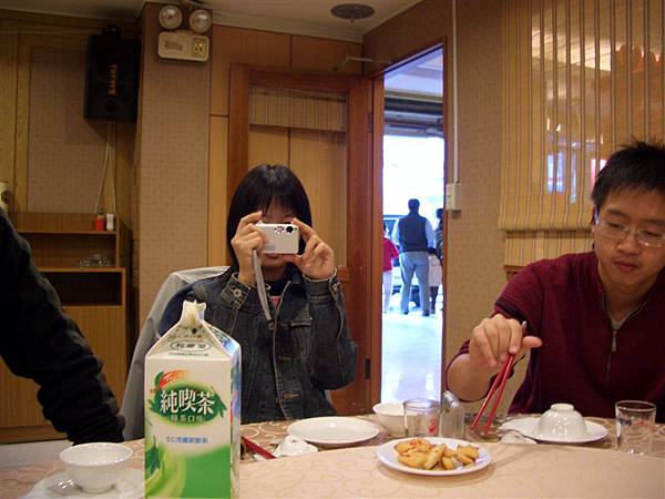 吃飯的時候 幾乎人手一台相機