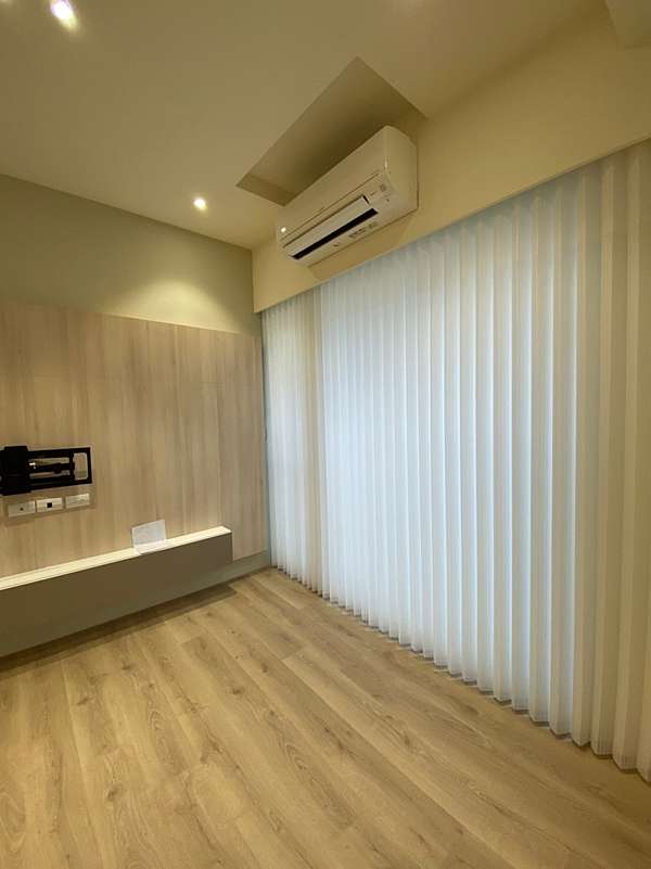 簡約風客廳落地窗簾挑選 直立柔紗簾 Hunterdouglas風琴簾 Coulisse荷蘭進口防水木百葉 新竹關埔重劃區窗簾推薦 窗飾設計 Hunter Douglas Coulisse 各式進口傢飾布 窗飾 窗才 壁紙 地毯 專賣店桃竹苗窗簾推薦