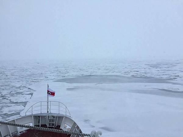 網走流氷観光砕氷船オーロラ.jpg