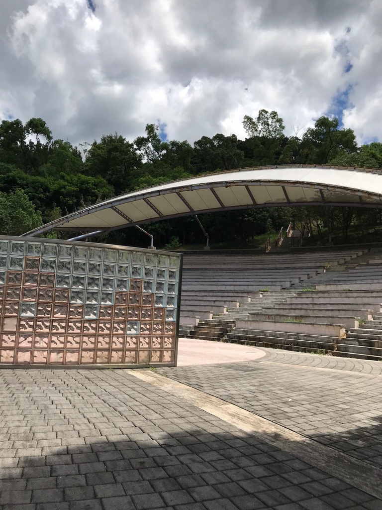 台北小溪頭步道-123-石頭厝旁的太陽廣場.jpeg