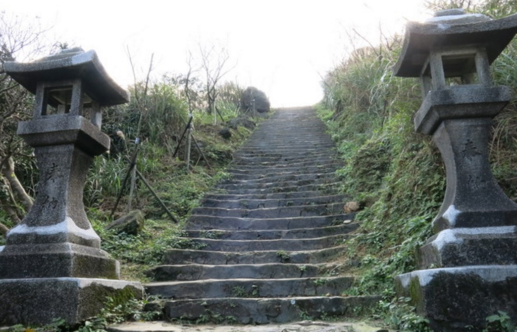 金瓜石神社2-參道石燈籠.jpg