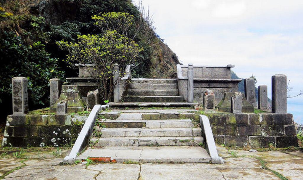 金瓜石神社5-本殿玉桓.jpg