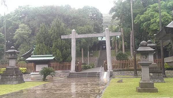 桃園神社-鳥居石燈籠.jpg