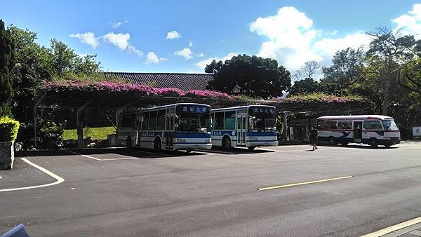 淡江大學23-校園内公車站.jpg