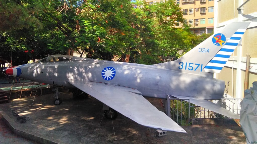 淡江大學33-F100噴射軍刀機.jpg