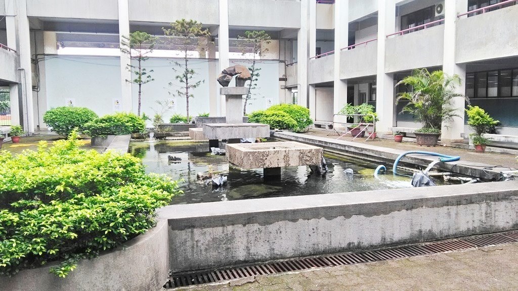 中央大學26-體育館水池.jpg