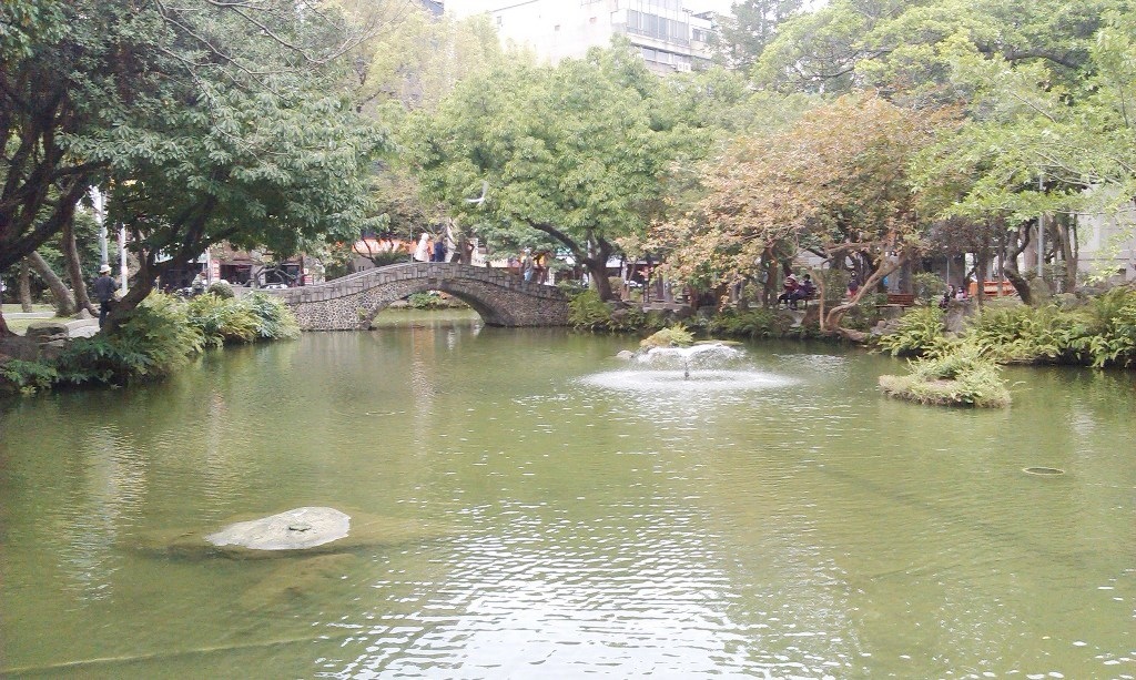 228公園10-水池拱橋.jpg