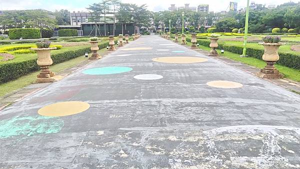 花博公園新生園區-走道花臺.jpg