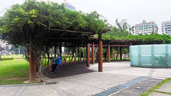 永和仁愛公園-遮雨花臺造景.jpg