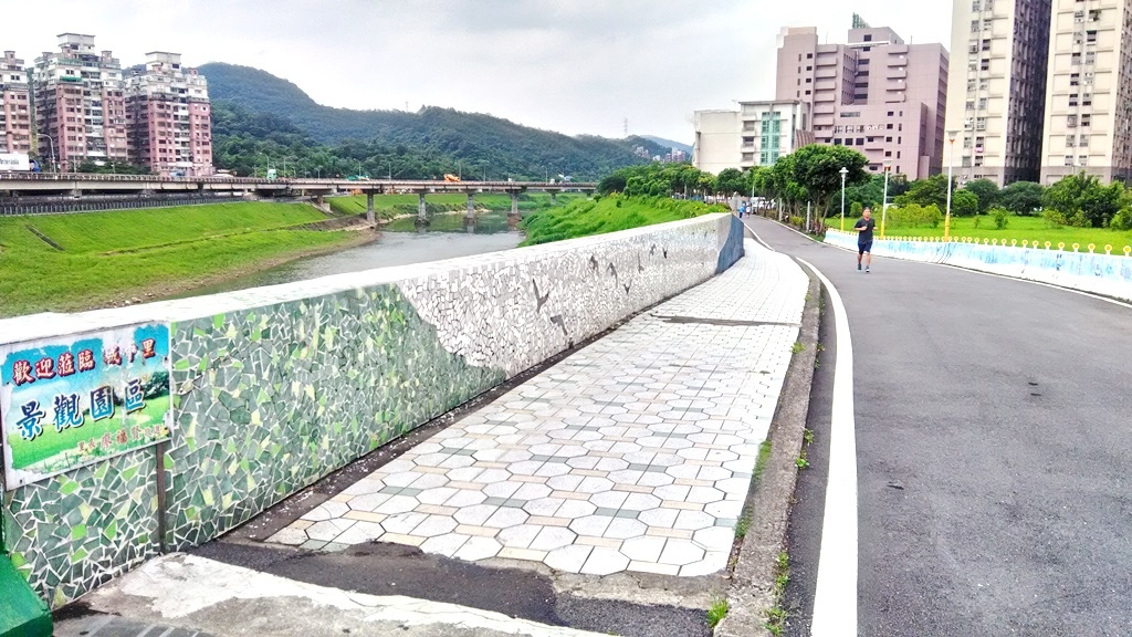 城中里賞花步道-景觀園區.jpg