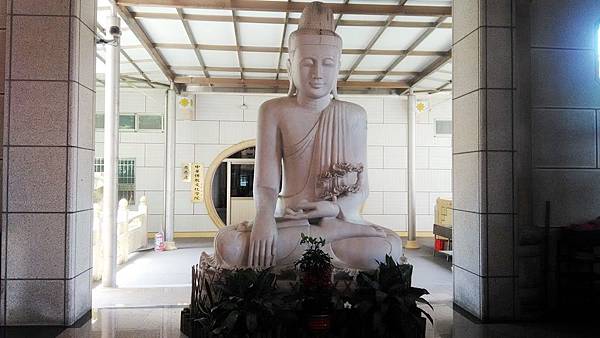 靈泉禪寺10-文化學院釋迦摩尼佛像.jpg