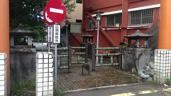 汐止公園-汐止神社神橋燈籠.jpg