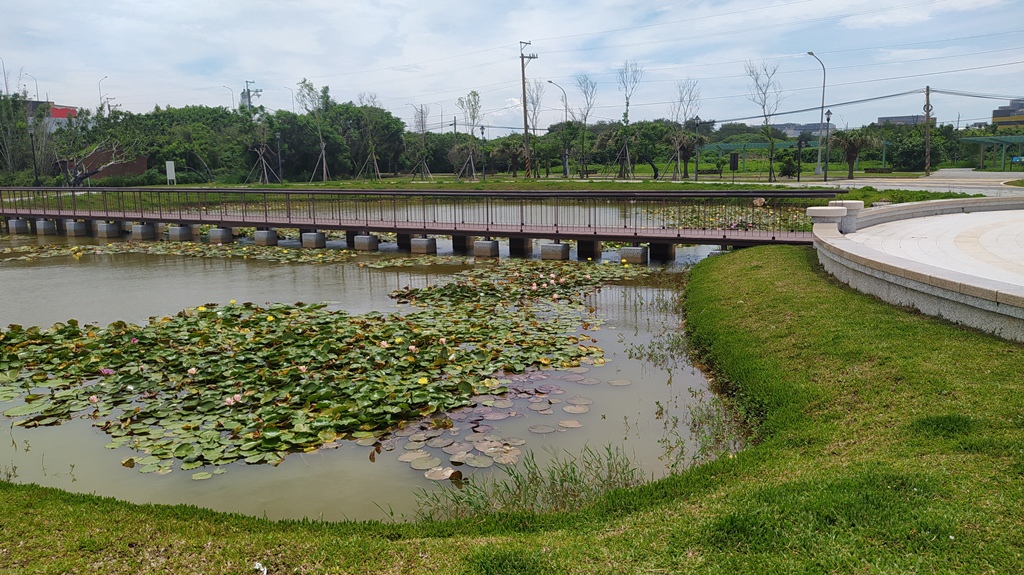 楊柳净瓶廣場3-跨池走道.jpg