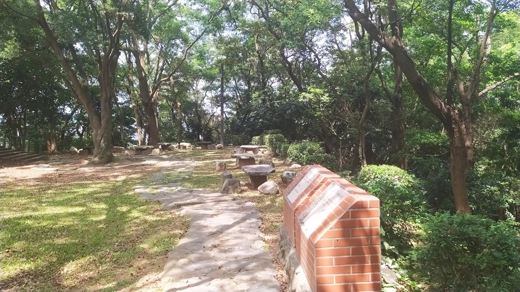 貴山公園7-石椅休閑區.jpg