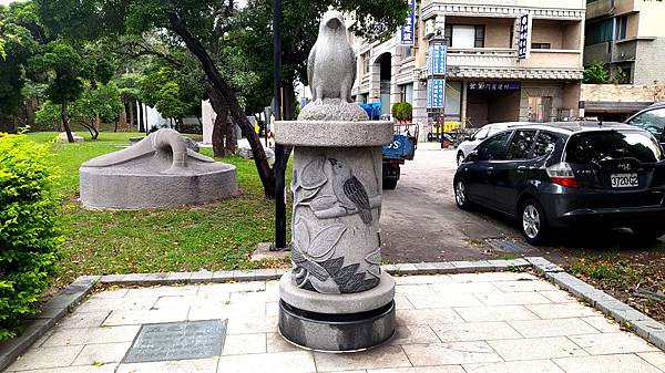 綠4嘉勤鳥類公園2-五色鳥石雕.jpg