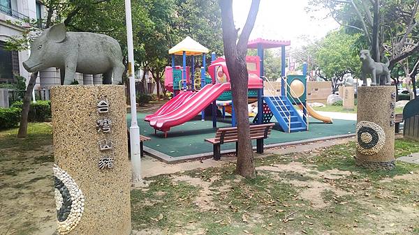 兒4六家生肖公園8-土狗與山豬.jpg