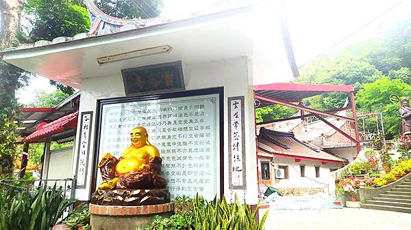 雲谷寺-1入口彌勒佛像.jpg