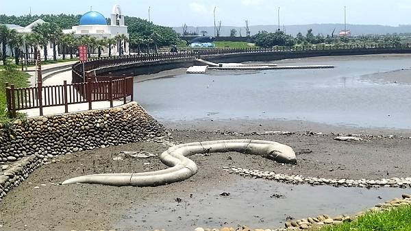 南寮公園11-鰻魚雕塑.jpg