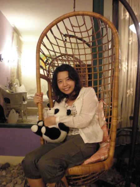 悠閒的峇里島風躺椅(但抱著貓熊有點噁耶，發誓那不是我的)