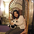 悠閒的峇里島風躺椅(但抱著貓熊有點噁耶，發誓那不是我的)