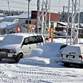 隔一晚沒開，車子就被雪扁了。