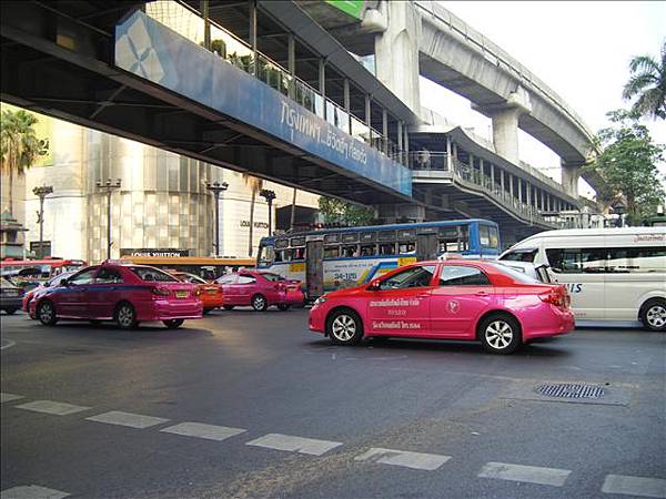 滿滿的粉紅色計程車