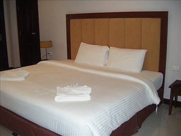Golden Sea Pattaya Hotel房間的床超...