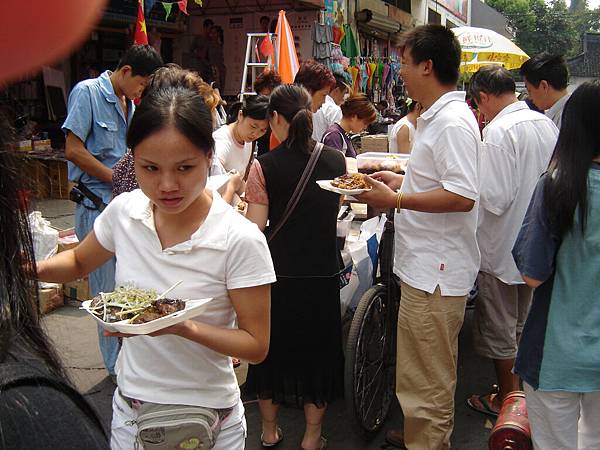 Stall holders gather 4 lunch