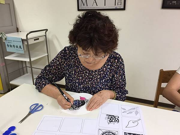 106/06/12 志工培訓課程-夏天的旋律-夏日纏繞涼扇製作