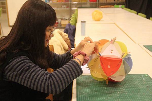105/01/18 志工培訓課程-七彩手工紙花燈製作