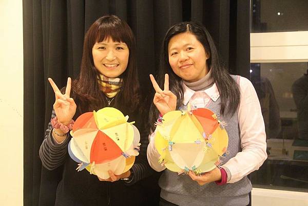 105/01/18 志工培訓課程-七彩手工紙花燈製作