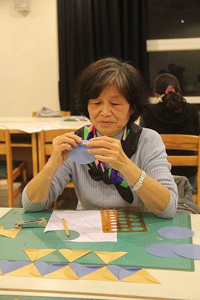 105/01/18 志工培訓課程-七彩手工紙花燈製作