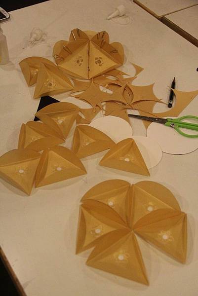 105/01/18 志工培訓課程-七彩手工紙花燈製作