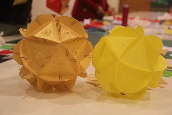 105/01/18 志工培訓課程-七彩手工紙花燈製作