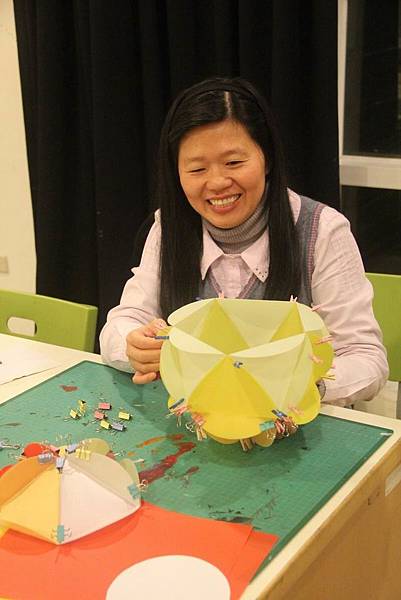 105/01/18 志工培訓課程-七彩手工紙花燈製作