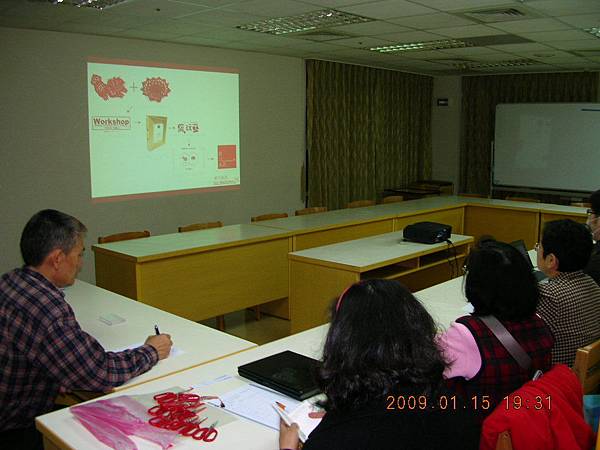 01/15剪紙展志工培訓