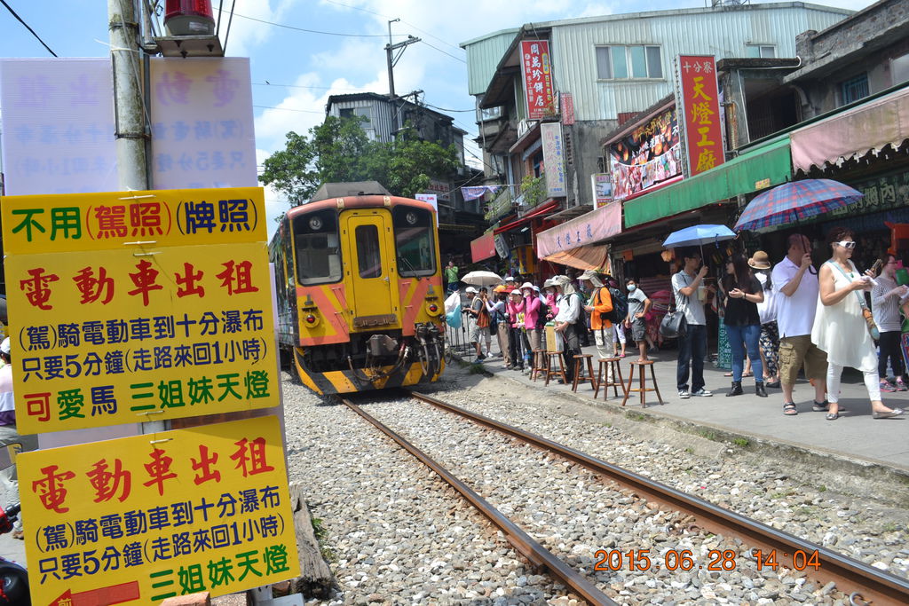 新北十分老街放天燈-暖東峽谷、五分山、十分老街及瀑布一日遊(